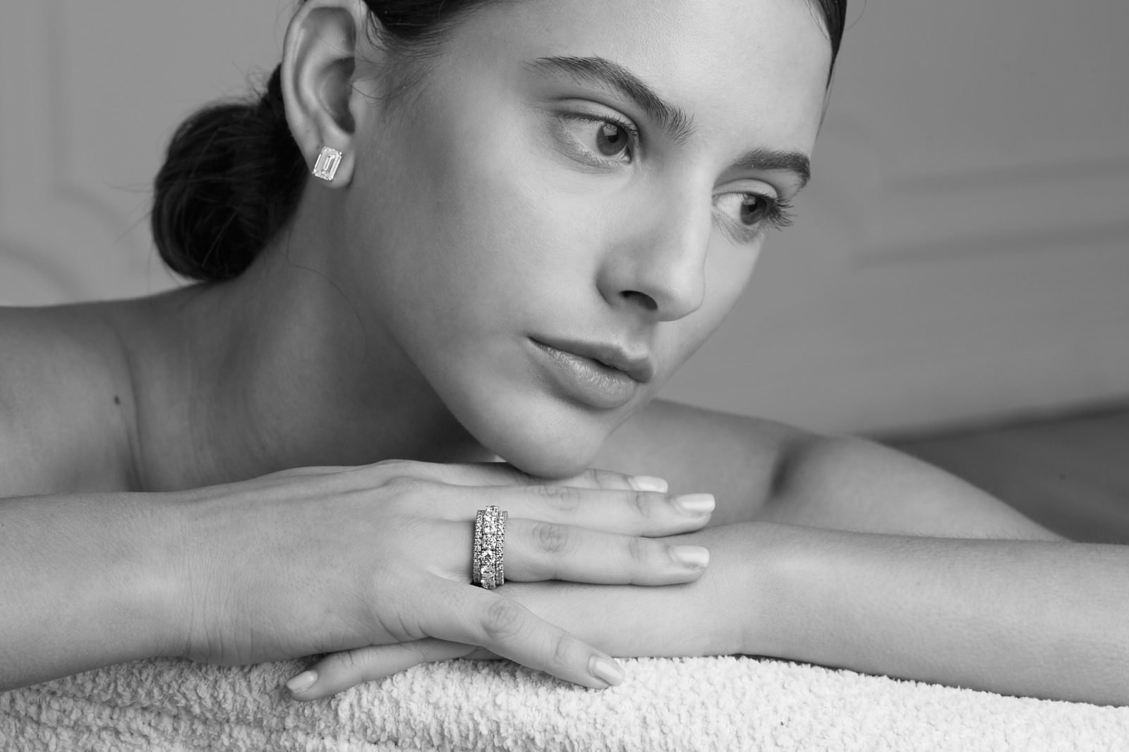 Anello pavé di diamanti, bianco e nero