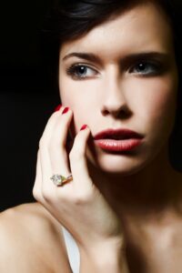Anello in oro, mano al viso