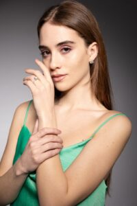 Orecchino e anello, mano al viso