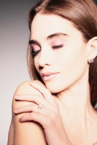 Anello e orecchino, mano alla spalla
