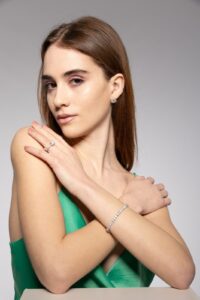 Bracciale e anello, fondo grigio