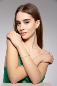 Bracciale tennis, braccia incrociate