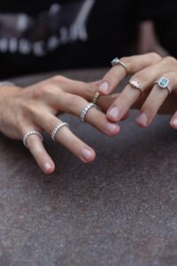 Anelli indossati, due mani su pietra